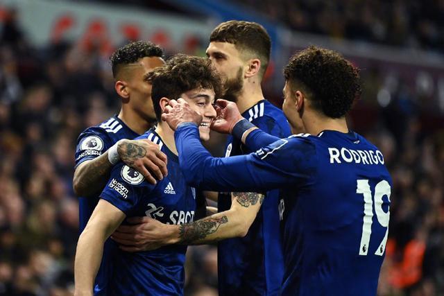 伤愈回归，三笘薰重返球场进行单独训练