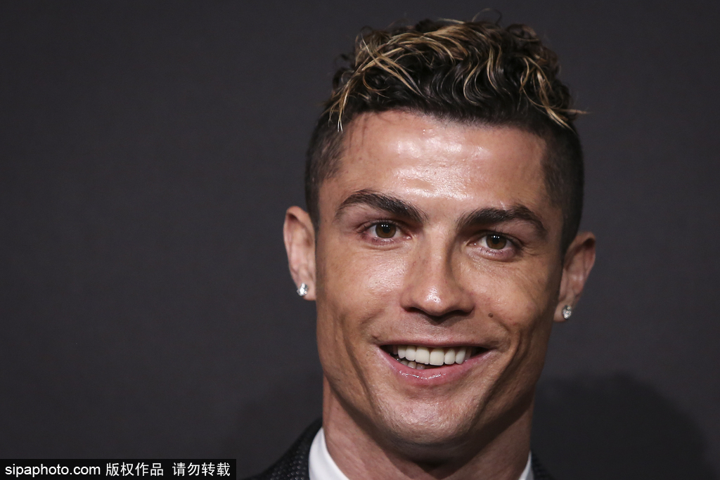 跟队记者：VAR竟然认为米兰对阵帕尔马时的点球是萨56的犯规