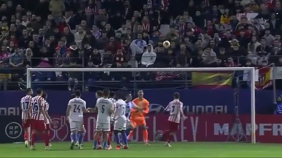 说啥了？詹姆斯把独行侠替补席逗得笑翻天