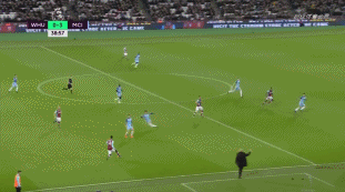 欧冠2-1逆转！巴萨天降神兵：后卫3分钟梅开二度创历史，逼近前八