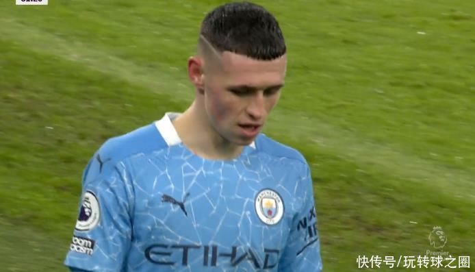 巴甲福塔莱萨门将在4名队友提醒下未注意身后对手，开球时遭抢断丢球