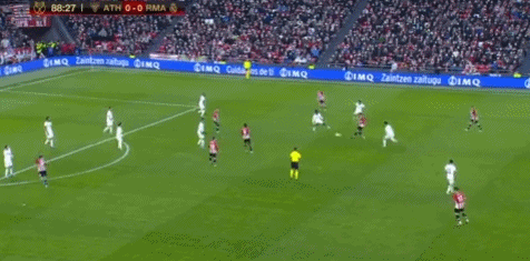 广州小学生观战轮椅篮球赛为运动员加油