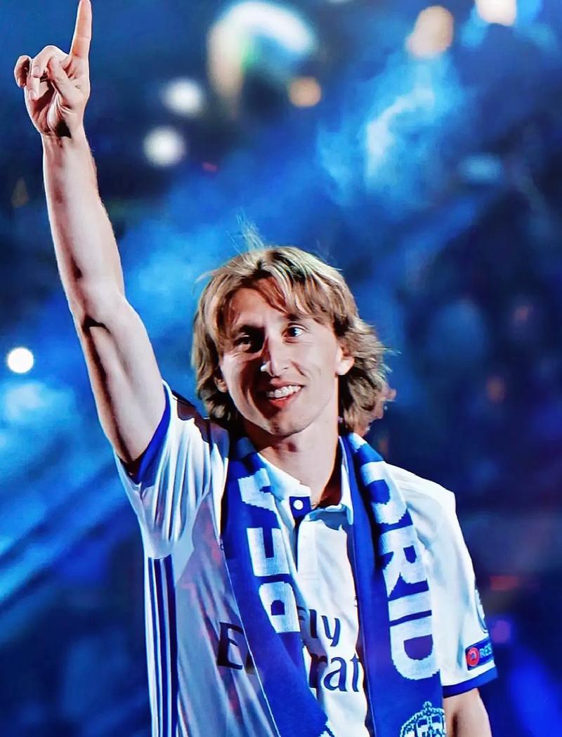 辛辛那提中场吉迪赛后与梅西交换球衣，双方握手并拥抱