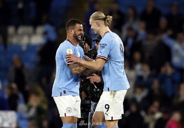 新疆一家进出口贸易公司向阿图什市捐赠足球场，价值1亿元